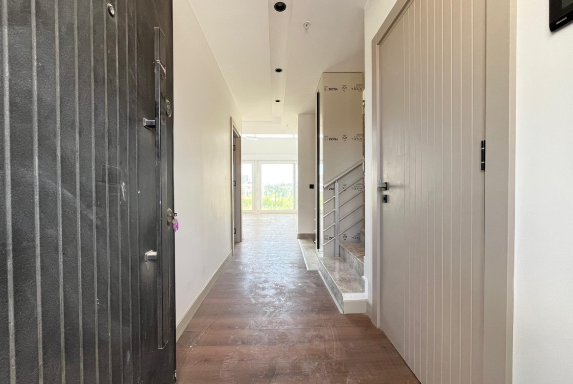 ALTINTAŞ’DA SİTE İÇİNDE, VİLLA TADINDA 4+1 LÜX TRIPLEX BAHÇE KULLANIMLI