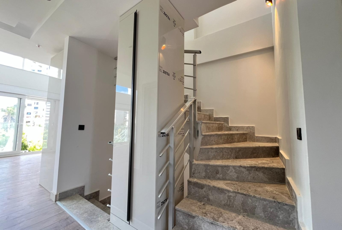 ALTINTAŞ’DA SİTE İÇİNDE, VİLLA TADINDA 4+1 LÜX TRIPLEX BAHÇE KULLANIMLI