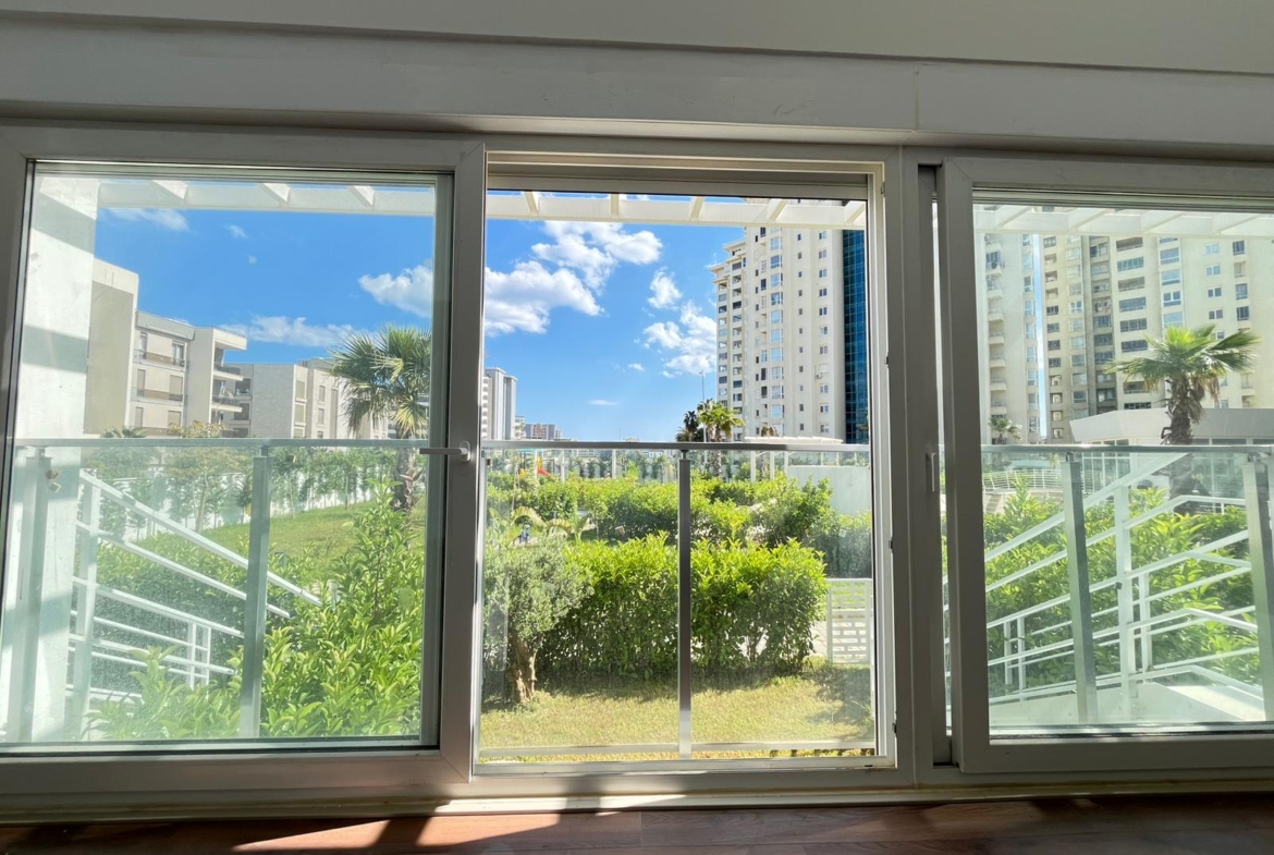 ALTINTAŞ’DA SİTE İÇİNDE, VİLLA TADINDA 4+1 LÜX TRIPLEX BAHÇE KULLANIMLI