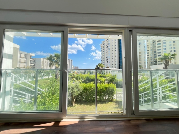 ALTINTAŞ’DA SİTE İÇİNDE, VİLLA TADINDA 4+1 LÜX TRIPLEX BAHÇE KULLANIMLI