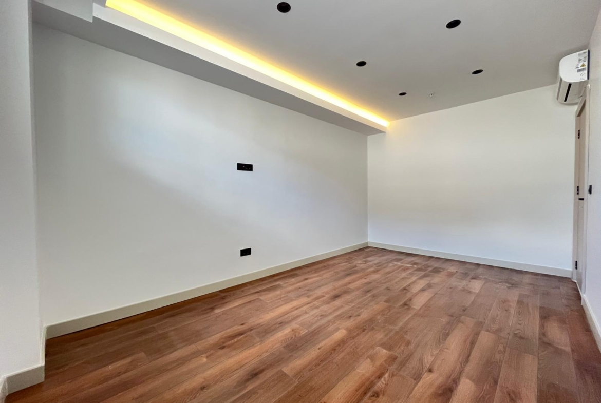 ALTINTAŞ’DA SİTE İÇİNDE, VİLLA TADINDA 4+1 LÜX TRIPLEX BAHÇE KULLANIMLI