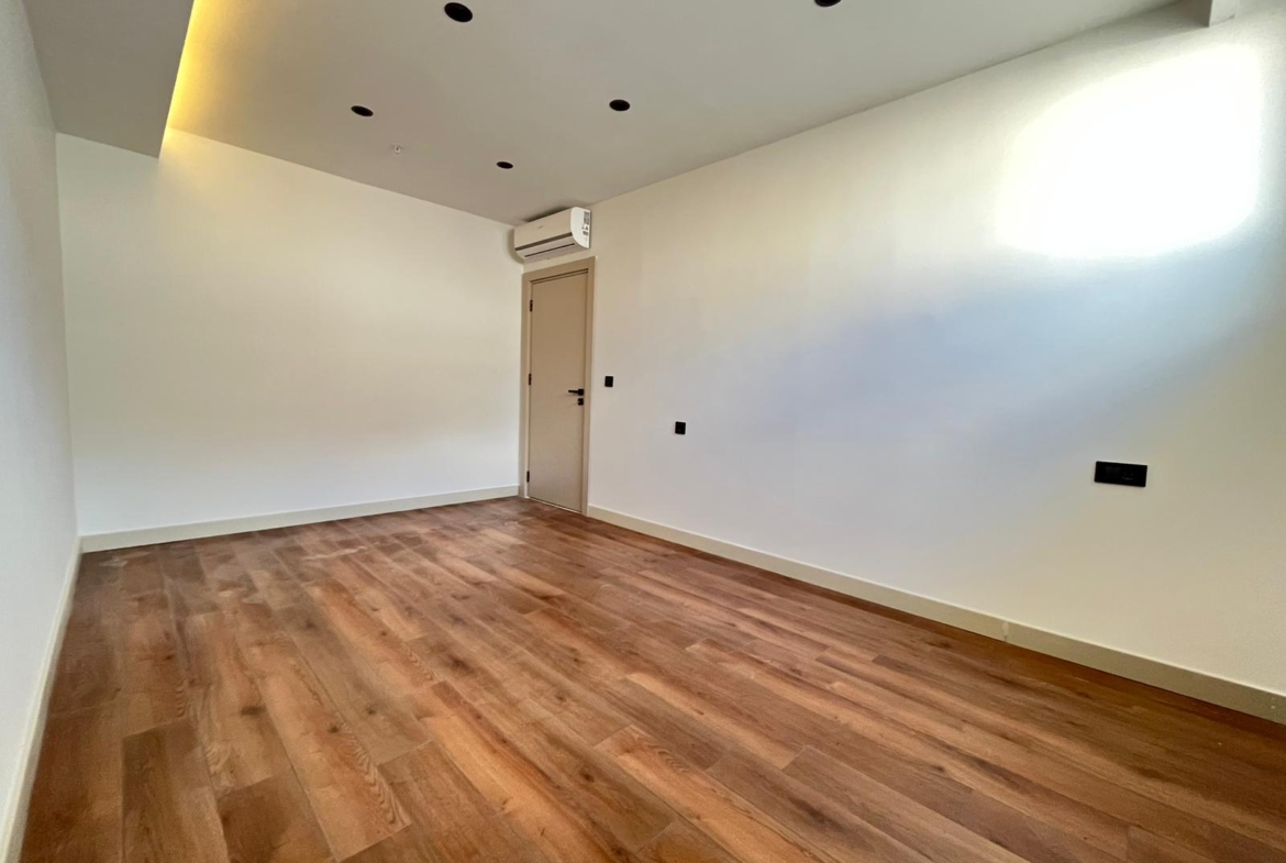 ALTINTAŞ’DA SİTE İÇİNDE, VİLLA TADINDA 4+1 LÜX TRIPLEX BAHÇE KULLANIMLI
