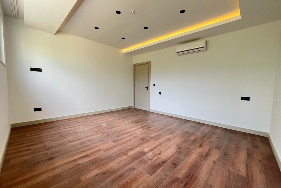 ALTINTAŞ’DA SİTE İÇİNDE, VİLLA TADINDA 4+1 LÜX TRIPLEX BAHÇE KULLANIMLI