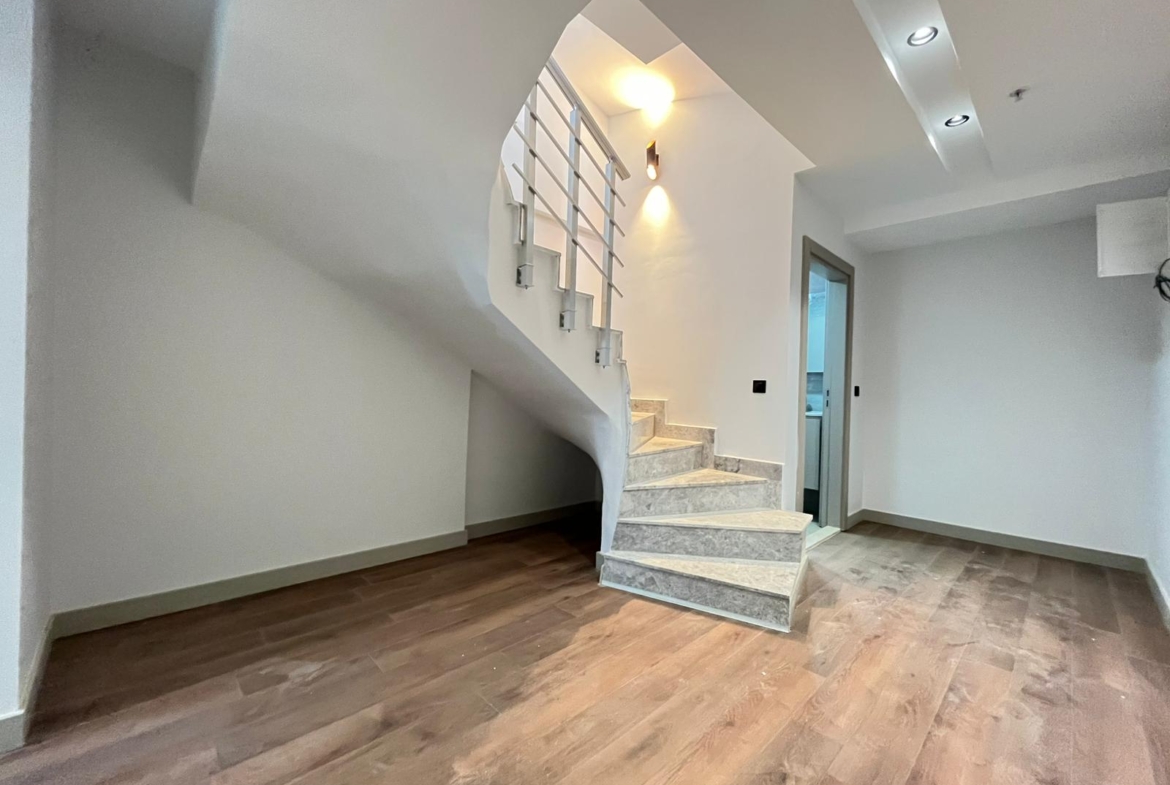 ALTINTAŞ’DA SİTE İÇİNDE, VİLLA TADINDA 4+1 LÜX TRIPLEX BAHÇE KULLANIMLI