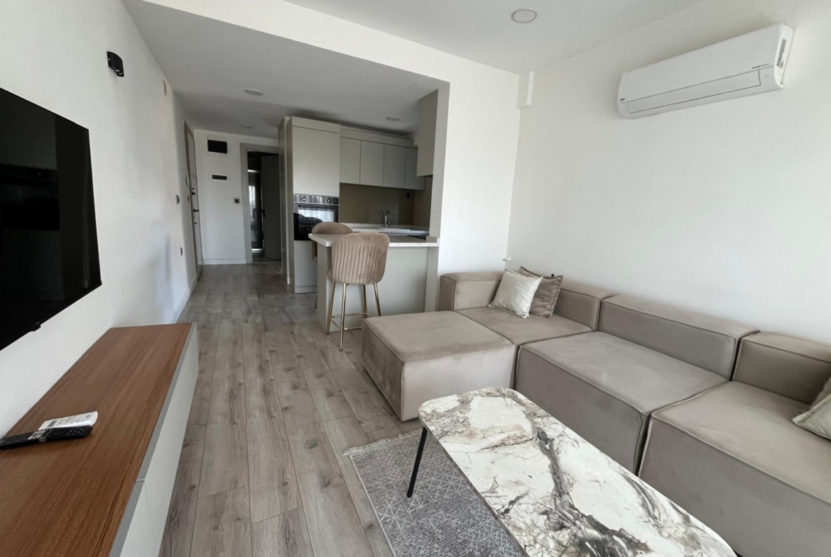 LÜKS SİTE’de KAP.OTOPARK-HAVUZLU-İSKANLI EŞYALI 1+1 GÜNEY CEPHE