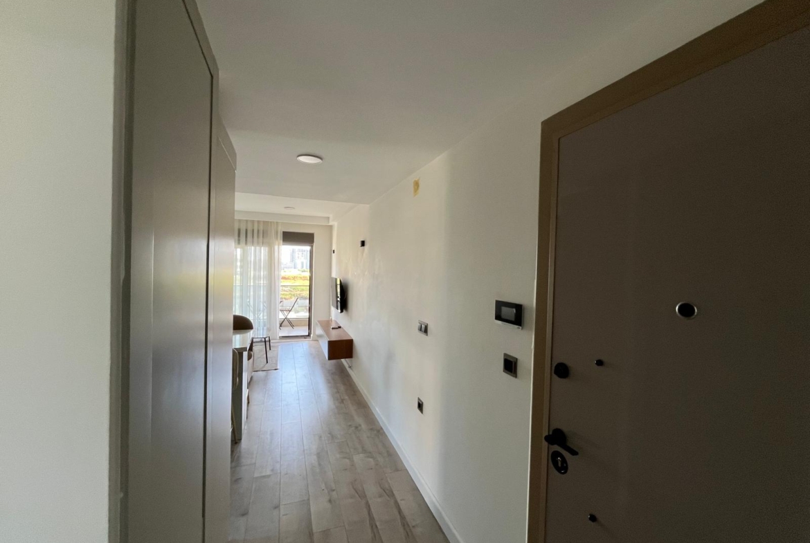 LÜKS SİTE’de KAP.OTOPARK-HAVUZLU-İSKANLI EŞYALI 1+1 GÜNEY CEPHE