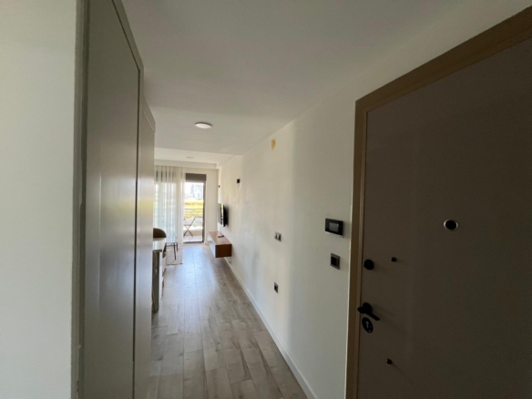 LÜKS SİTE’de KAP.OTOPARK-HAVUZLU-İSKANLI EŞYALI 1+1 GÜNEY CEPHE