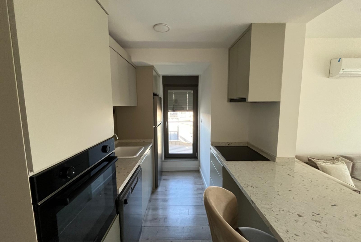 LÜKS SİTE’de KAP.OTOPARK-HAVUZLU-İSKANLI EŞYALI 1+1 GÜNEY CEPHE