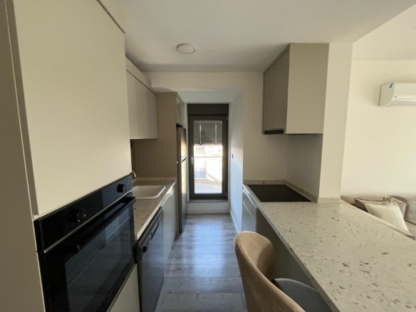 LÜKS SİTE’de KAP.OTOPARK-HAVUZLU-İSKANLI EŞYALI 1+1 GÜNEY CEPHE