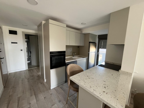 LÜKS SİTE’de KAP.OTOPARK-HAVUZLU-İSKANLI EŞYALI 1+1 GÜNEY CEPHE