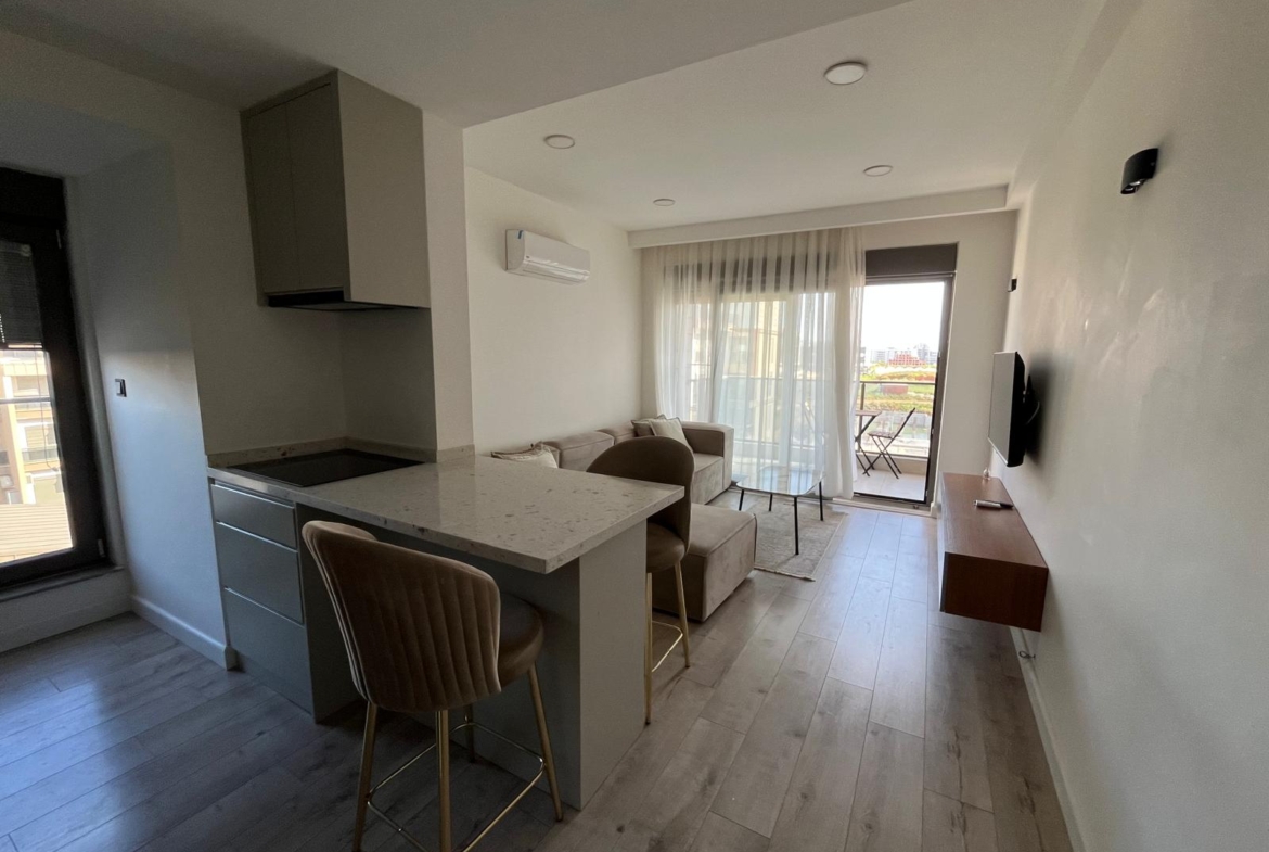 LÜKS SİTE’de KAP.OTOPARK-HAVUZLU-İSKANLI EŞYALI 1+1 GÜNEY CEPHE