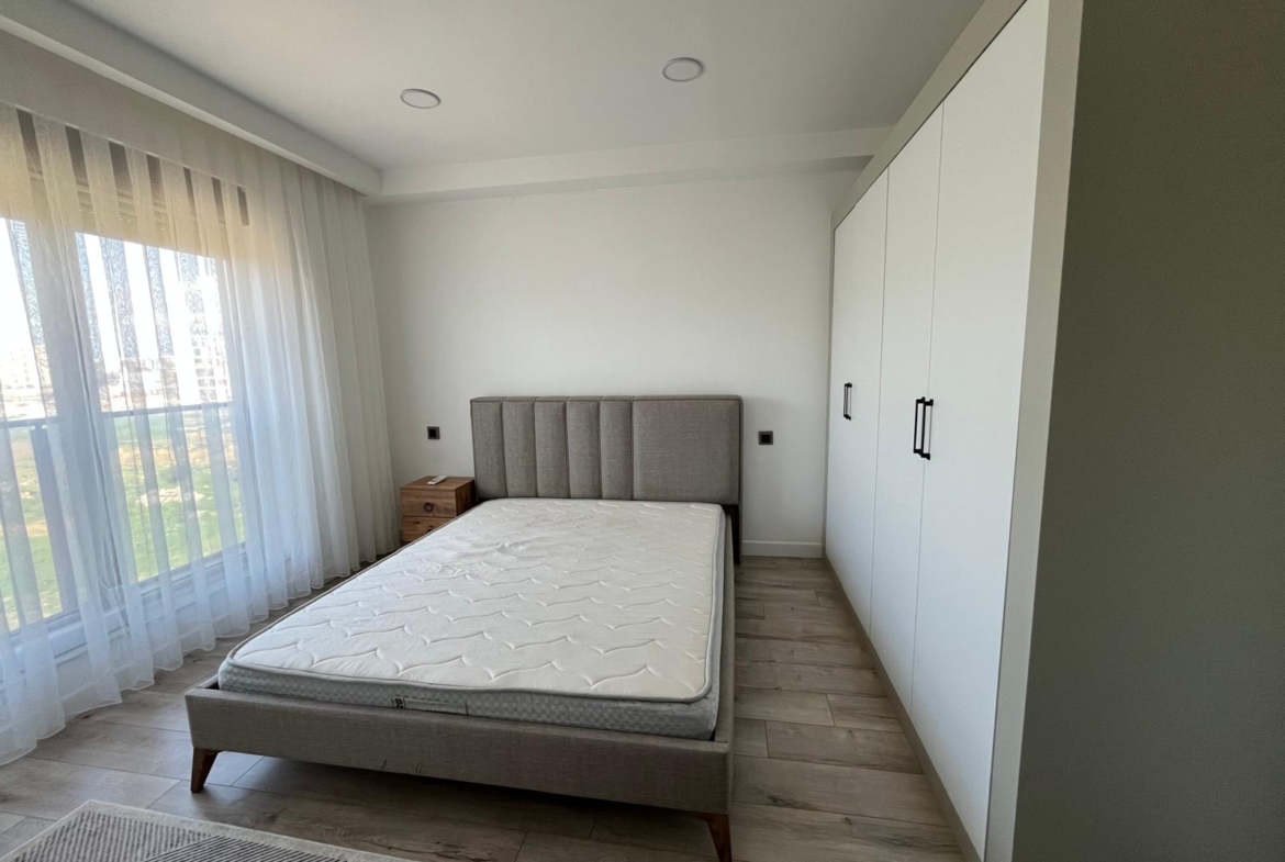 LÜKS SİTE’de KAP.OTOPARK-HAVUZLU-İSKANLI EŞYALI 1+1 GÜNEY CEPHE