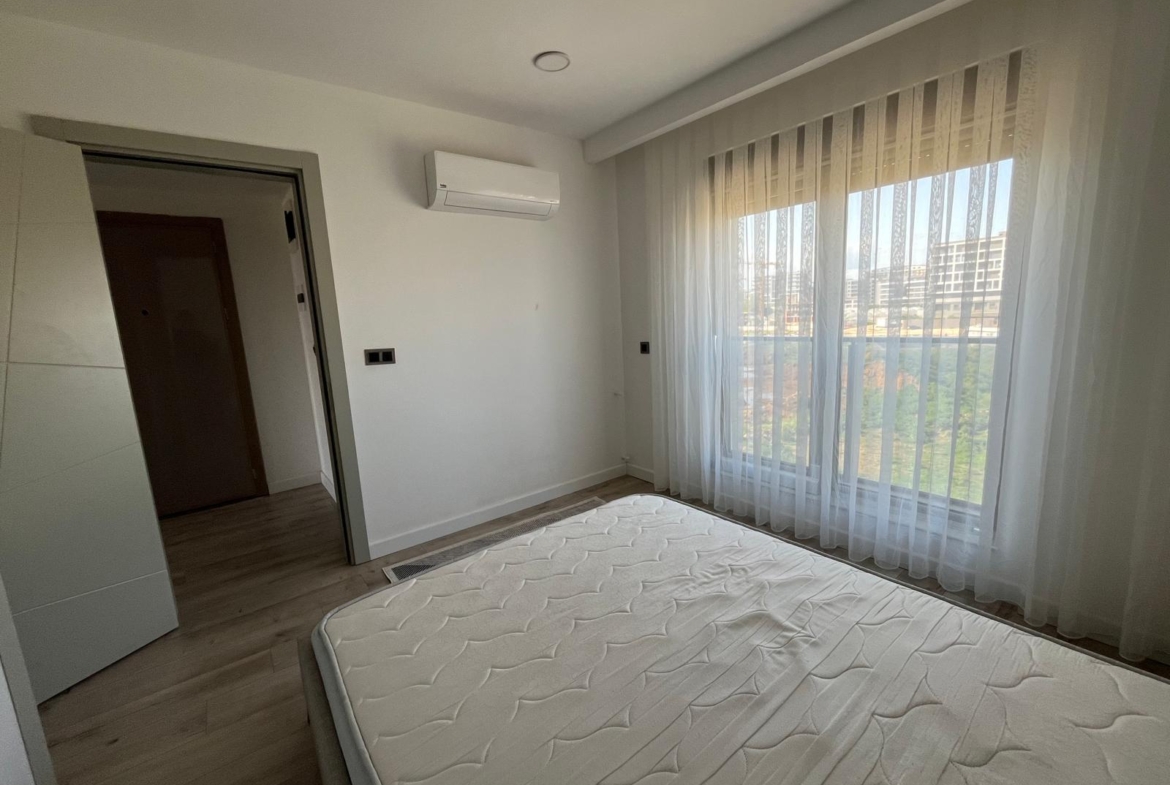 LÜKS SİTE’de KAP.OTOPARK-HAVUZLU-İSKANLI EŞYALI 1+1 GÜNEY CEPHE