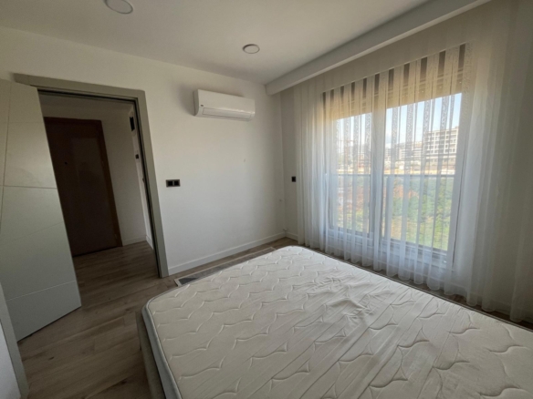 LÜKS SİTE’de KAP.OTOPARK-HAVUZLU-İSKANLI EŞYALI 1+1 GÜNEY CEPHE