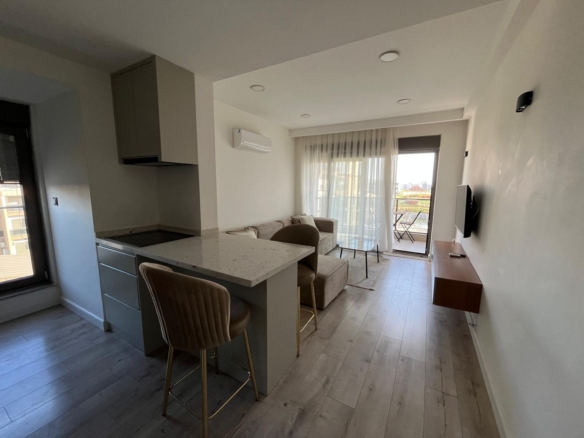 LÜKS SİTE’de KAP.OTOPARK-HAVUZLU-İSKANLI EŞYALI 1+1 GÜNEY CEPHE