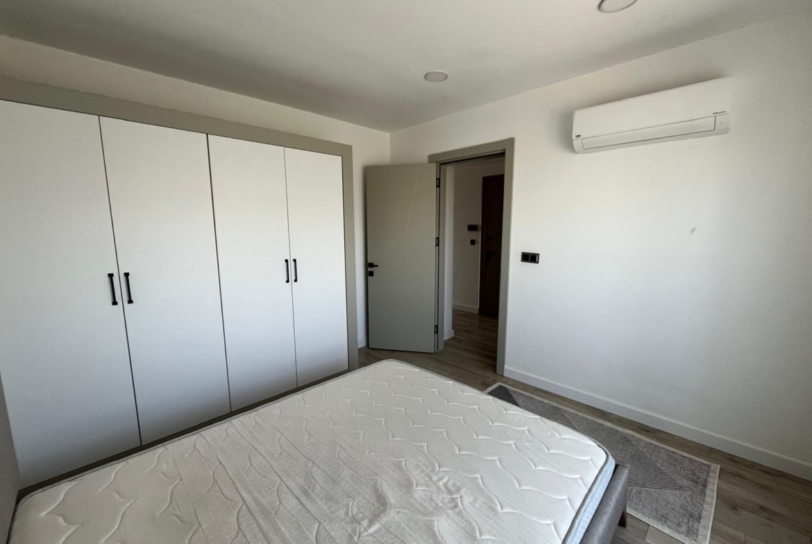 LÜKS SİTE’de KAP.OTOPARK-HAVUZLU-İSKANLI EŞYALI 1+1 GÜNEY CEPHE