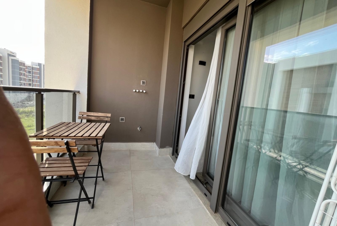 LÜKS SİTE’de KAP.OTOPARK-HAVUZLU-İSKANLI EŞYALI 1+1 GÜNEY CEPHE