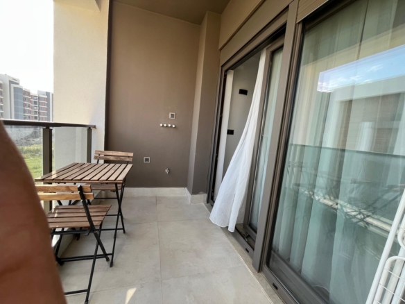LÜKS SİTE’de KAP.OTOPARK-HAVUZLU-İSKANLI EŞYALI 1+1 GÜNEY CEPHE