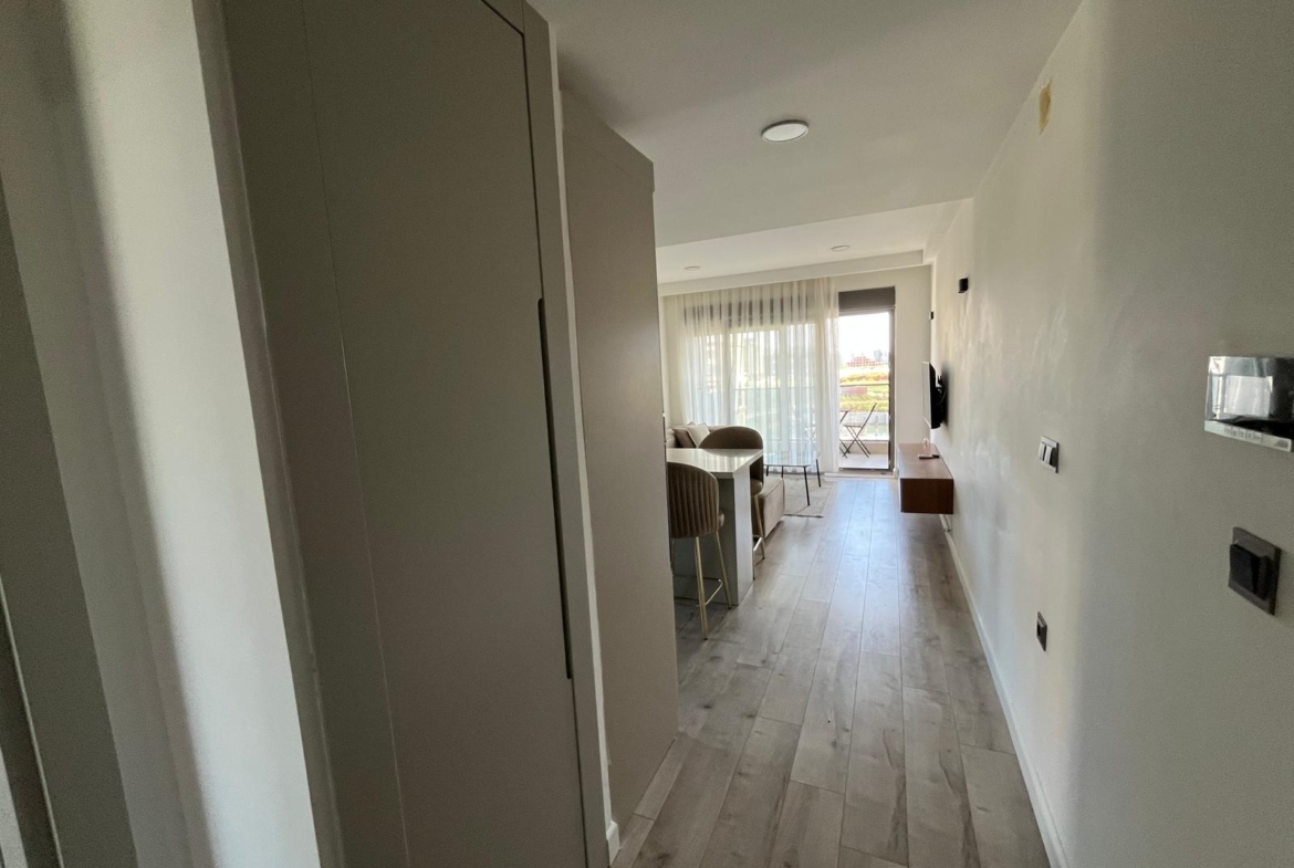 LÜKS SİTE’de KAP.OTOPARK-HAVUZLU-İSKANLI EŞYALI 1+1 GÜNEY CEPHE