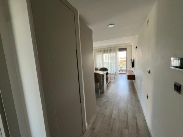 LÜKS SİTE’de KAP.OTOPARK-HAVUZLU-İSKANLI EŞYALI 1+1 GÜNEY CEPHE
