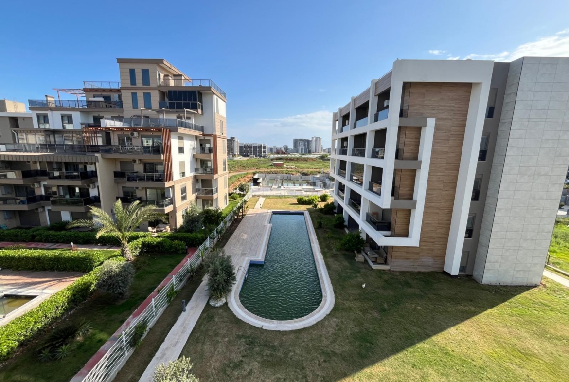 LÜKS SİTE’de KAP.OTOPARK-HAVUZLU-İSKANLI EŞYALI 1+1 GÜNEY CEPHE