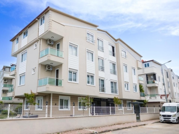 GÜZELOBA SİTE İÇERİSİNDE HAVUZLU FULL EŞYALI KİRALIK 2+1 DAİRE
