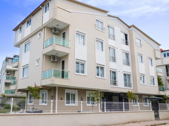 GÜZELOBA SİTE İÇERİSİNDE HAVUZLU FULL EŞYALI KİRALIK 2+1 DAİRE