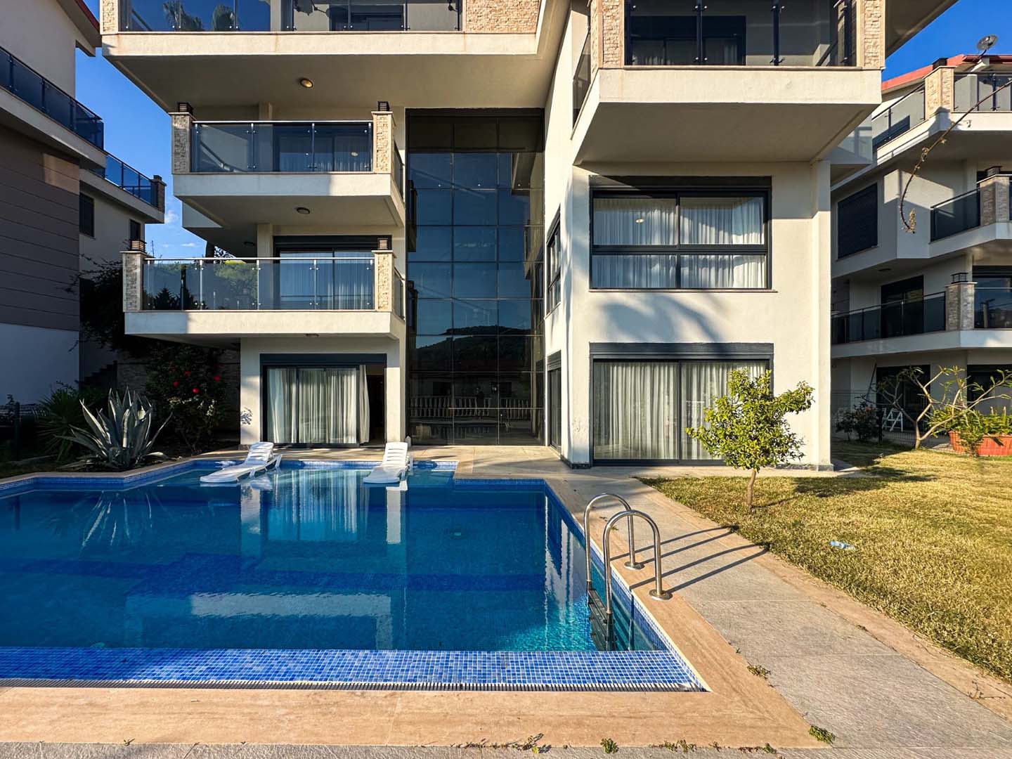 WhatsApp Image 2026-05-18 at 10.53.35 (2) DENİZ MANZARALI ALANYA KARGICAKTA VATANDAŞLIĞA UYGUN 6+2 VİLLA