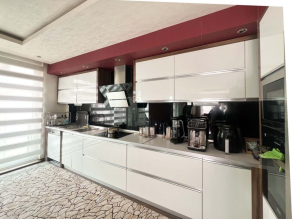 Güzeloba’da Kapalı Otoparklı Lüks Site İçinde 4+1 Satılık Daire
