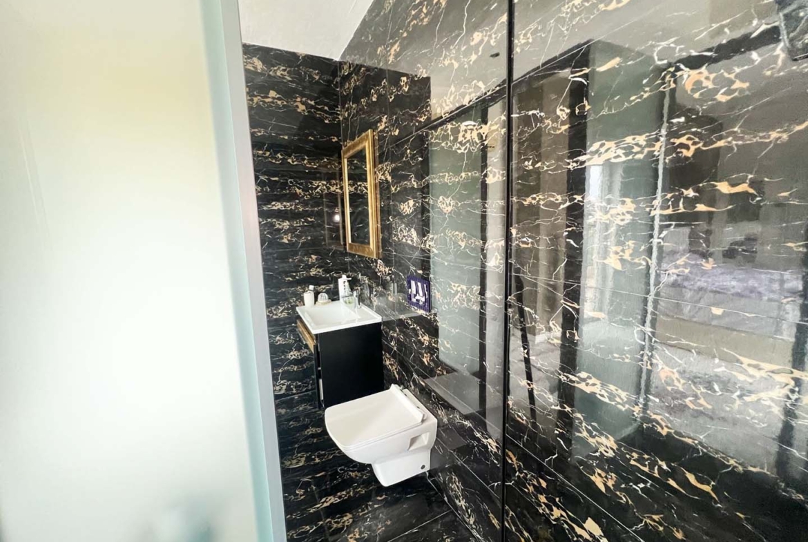 Güzeloba’da Kapalı Otoparklı Lüks Site İçinde 4+1 Satılık Daire