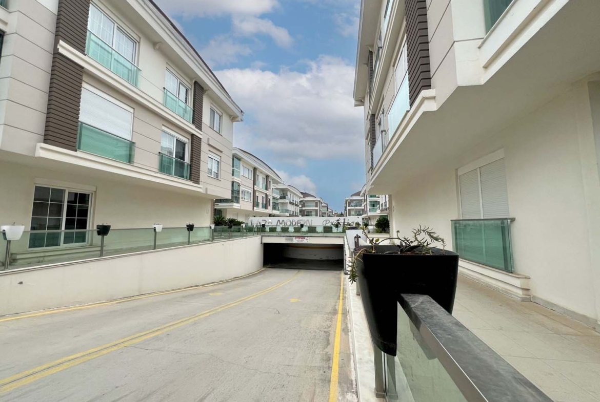 Güzeloba’da Kapalı Otoparklı Lüks Site İçinde 4+1 Satılık Daire
