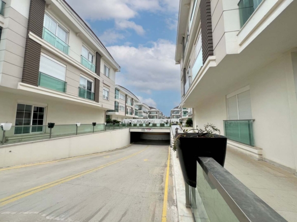 Güzeloba’da Kapalı Otoparklı Lüks Site İçinde 4+1 Satılık Daire