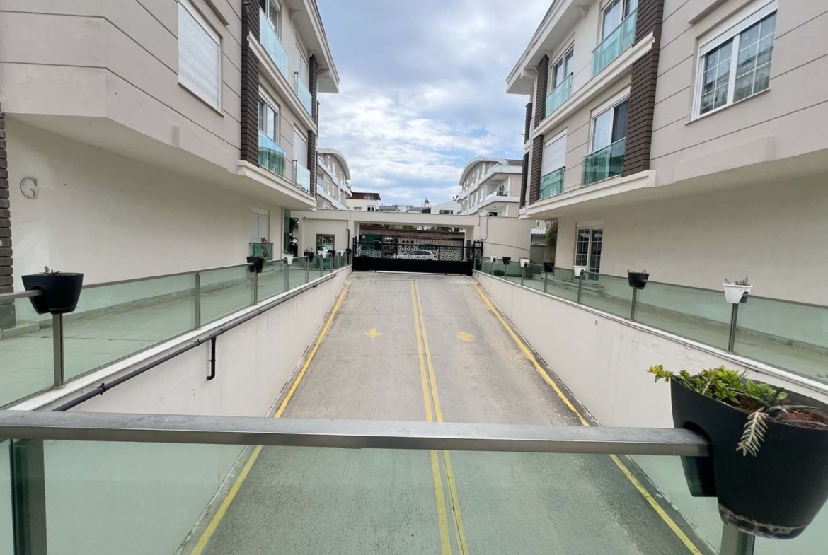 Güzeloba’da Kapalı Otoparklı Lüks Site İçinde 4+1 Satılık Daire
