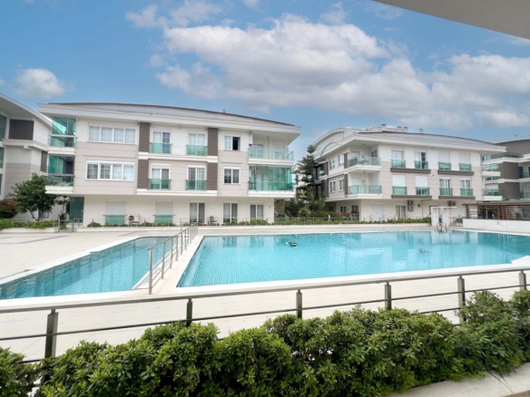 Güzeloba’da Kapalı Otoparklı Lüks Site İçinde 4+1 Satılık Daire