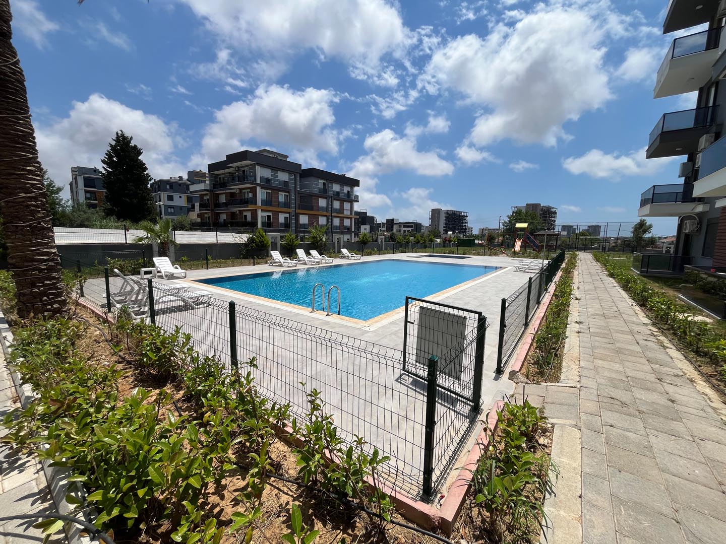 Antalya Altıntaş Sea Garden Sitesinde Yatırım Fırsatı Satılık 2+1 Havuzlu ve Bahçeli Daire