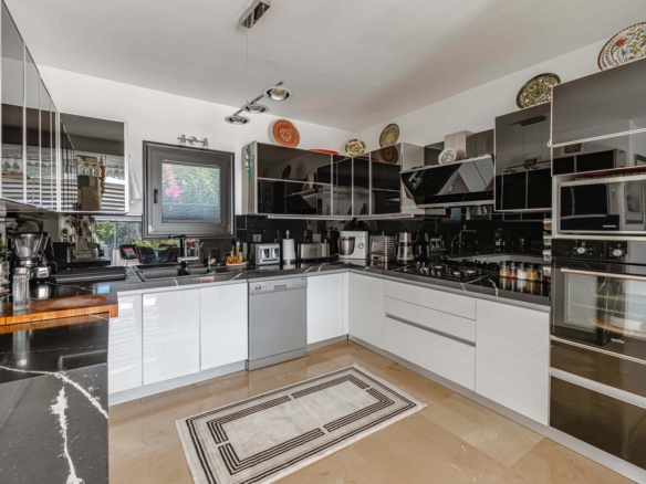 Bodrum Yokuşbaşı’nda Satılık Deniz Manzaralı 1000 m² Arsalı Lüks Müstakil Villa