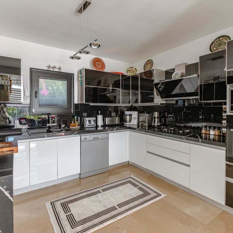 Bodrum Yokuşbaşı’nda Satılık Deniz Manzaralı 1000 m² Arsalı Lüks Müstakil Villa