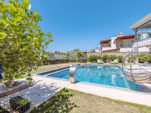 Bodrum Yokuşbaşı’nda Satılık Deniz Manzaralı 1000 m² Arsalı Lüks Müstakil Villa