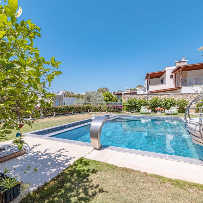 Bodrum Yokuşbaşı’nda Satılık Deniz Manzaralı 1000 m² Arsalı Lüks Müstakil Villa
