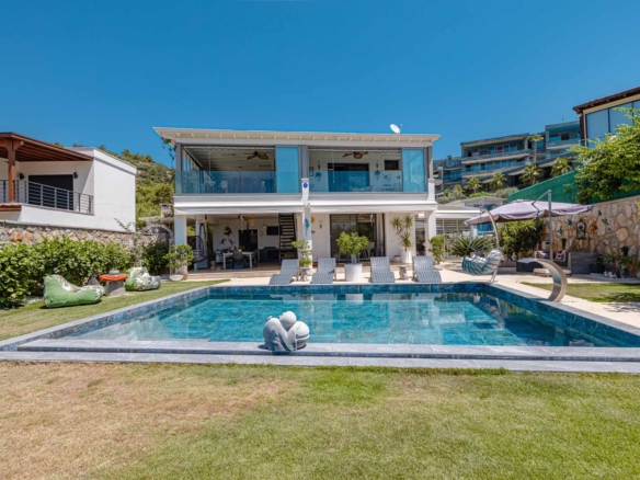 Bodrum Yokuşbaşı’nda Satılık Deniz Manzaralı 1000 m² Arsalı Lüks Müstakil Villa