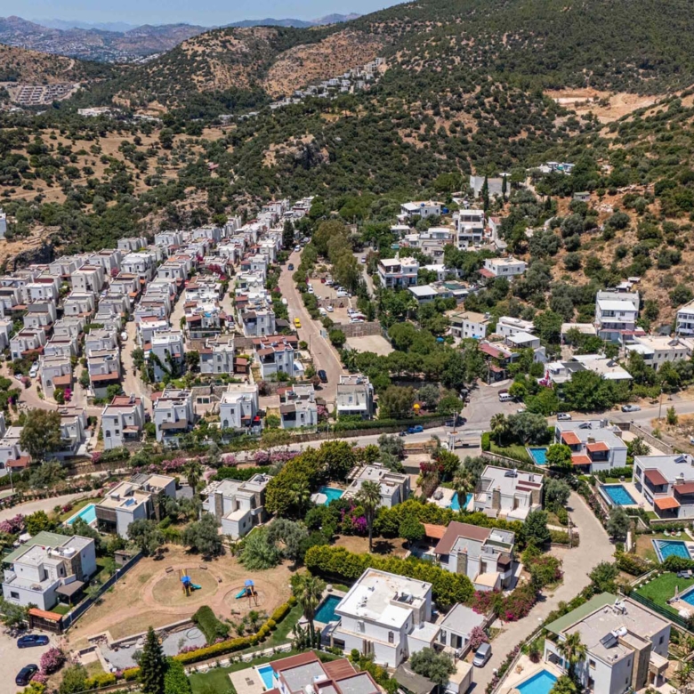 Bodrum Yokuşbaşı’nda Satılık Deniz Manzaralı 1000 m² Arsalı Lüks Müstakil Villa