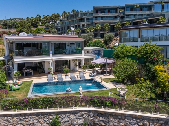 Bodrum Yokuşbaşı’nda Satılık Deniz Manzaralı 1000 m² Arsalı Lüks Müstakil Villa