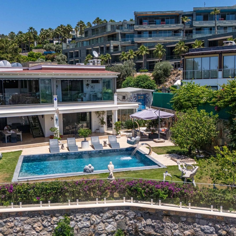 Bodrum Yokuşbaşı’nda Satılık Deniz Manzaralı 1000 m² Arsalı Lüks Müstakil Villa