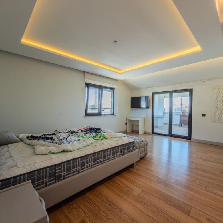 Şirinyalıda Havuzlu Sitede Lüks Teraslı 5+1 Çatı Dubleksi