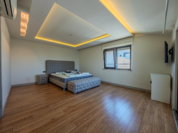 Şirinyalıda Havuzlu Sitede Lüks Teraslı 5+1 Çatı Dubleksi