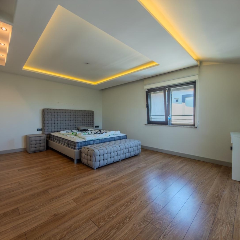 Şirinyalıda Havuzlu Sitede Lüks Teraslı 5+1 Çatı Dubleksi