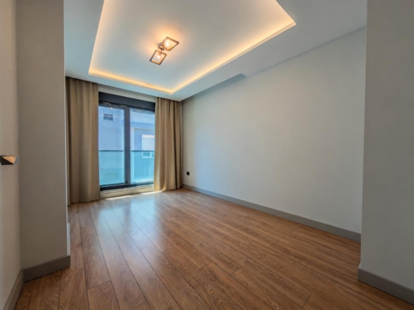Şirinyalıda Havuzlu Sitede Lüks Teraslı 5+1 Çatı Dubleksi