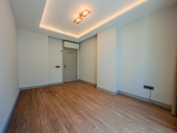 Şirinyalıda Havuzlu Sitede Lüks Teraslı 5+1 Çatı Dubleksi