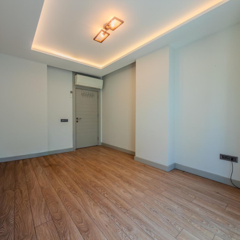 Şirinyalıda Havuzlu Sitede Lüks Teraslı 5+1 Çatı Dubleksi