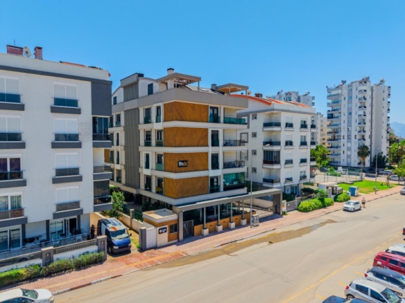 Şirinyalıda Havuzlu Sitede Lüks Teraslı 5+1 Çatı Dubleksi